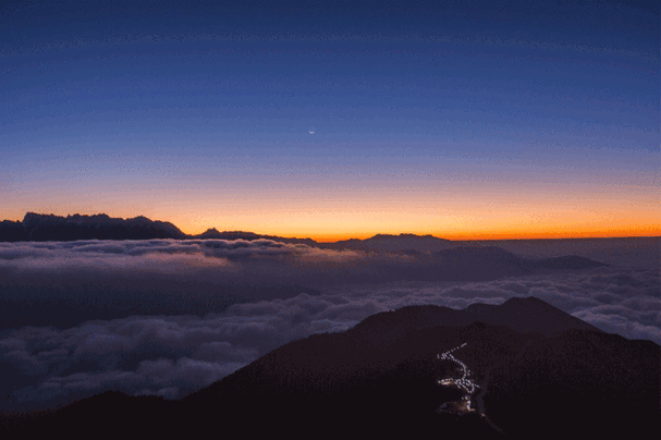 夜晚十大黄台[夜晚探寻十大黄台之美，尽享迷人风光。]